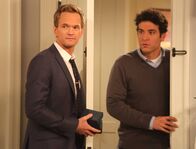 How I Met Your Mother – Kurz vor seiner Hochzeit mit Robin, beschuldigt Barney (Neil Patrick Harris, l.) Ted (Josh Radnor, r.), den Bro-Code gebrochen zu haben. Doch wie wird Ted darauf reagieren?