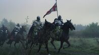 Die glorreichen 10 – Ritter reiten durch Wald.
