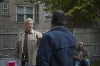 Sirens – Ein alkoholgeschwängerter Kampf zwischen Cubs- und Sox-Fans überträgt sich bei einer Grillfeier auch auf Frank (Lenny Clarke, l.), Jerry (John Scurti, r.) und Cash (Bill Nunn, M.) ...