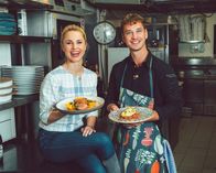 Silvia kocht – Silvia Schneider, Thomas Huber ((Restaurant Nepomuk, St. Florian), („Rosa Kalbfleisch mit brauner Butter, Schmortomaten und Tortellini“ und „Topfensouffle“).