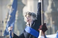 Inspector Barnaby – Izzy DeQuetteville (Eleanor Bron) feuert beim Reenactment der Schlacht ihre Armee an.
