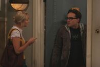 The Big Bang Theory – Penny (Kaley Cuoco, l.) bittet Leonard (Johnny Galecki, r.) und Sheldon um Hilfe. Doch leider geht der Plan nach hinten los und ihre Freundschaft steht auf dem Spiel ...