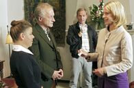 Mord mit Aussicht – Auf der Burg ist die Gräfin verstorben, Sophie Haas (Caroline Peters, r.) überreicht im Beisein von Dr. Bechermann (Patrick Heyn, 2.v.l.) Haushälterin Waltraud (Karla Trippel, r.) und Verwalter Harry Tölke (Falk Rockstroh, 2.v.l.) ihre Visitenkarte.