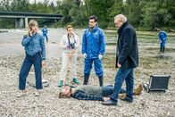SOKO München – Die SOKOs am Tatort: Arthur Bauer (Gerd Silberbauer, r.), Dr. Weissenböck (Florian Odendahl, 2.v.r.), Billie Curio (Sina Reiß, 2.v.l.) und Resi Schwaiger (Mersiha Husagic, l.).