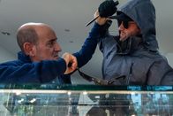 Aktenzeichen XY ... ungelöst – Der Inhaber eines Juweliergeschäfts wird während einer partiellen Sonnenfinsternis von einem unbekannten Räuber überrascht und mit einem Messer attackiert.