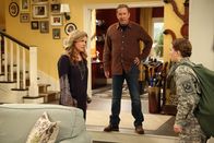 Last Man Standing – Mike (Tim Allen, M.) und Vanessa (Nancy Travis, l.) gefällt es gar nicht, dass ihre kleine Tochter Eve (Kaitlyn Dever, r.) zu einem Campingausflug fährt, an dem auch ihr neuer Freund teilnimmt ...