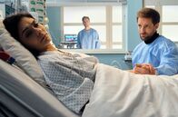 In aller Freundschaft – Paul Rabe (Dominik Maringer, re.) ist wütend und verletzt. Er hat seine Ehe mit Katja (Pegah Ferydoni, li.) immer für unantastbar gehalten, doch nun hat sie eine Affäre mit ihrem jungen Kollegen Timo Berg (Christopher Reinhardt, mi., hinten). Paul muss Katja nach ihrer schweren OP jetzt beistehen, doch ob seine Ehe danach noch eine Chance hat, ist ungewiss.
