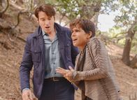 Extant – Bei ihrem Vater angekommen, versteht Molly (Halle Berry, r.) die Welt nicht mehr. Der Hund beißt sie in die Hand - ihr Mann John (Goran Visnjic, l.) kann nicht helfen ...