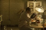 American Horror Story – Blick in die Vergangenheit: Im Keller des Hauses betreibt der ehemalige Schönheitschirurg Charles Montgomery (Matt Ross) eine geheime Praxis, in der er Abtreibungen vollführt ...