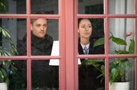 Sturm der Liebe – Max (Stefan Hartmann, l.) schlägt Vanessa (Jeannine Gaspár, r.) vor, Ariane zu erpressen.