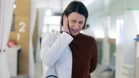 In aller Freundschaft – Klinikleiterin Prof. Dr. Maria Weber (Annett Renneberg) hat sich in einen manifesten Erschöpfungszustand manövriert.