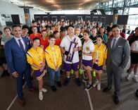 Hardball – Unglaublich – Team Mahaki gewinnt den Pokal und alle sind wahnsinnig glücklich. Nur, wird Mikey nun auf die Butterfieldschule wechseln? (v.l.n.r.: Tiff (Erin Choy), Jerry (Logan Reberger), Mikey (Semisi Cheekam), Salwa (Reannah Hamdan), Prisha (Holly Simon))