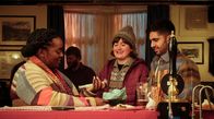 Passenger – Riya (Wunmi Mosaku, li.) wird von ihren Kollegen Ali (Ella Bruccoleri, Mitte) und Nish (Arian Nik, re.) herzlich empfangen.