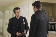 Castle – Schuldgefühle plagen Richard Castle (Nathan Fillion, r.) zunehmend. Kann Kevin Ryan (Seamus Dever, l.) ihm diese nehmen?; Schuldgefühle plagen Richard Castle (Nathan Fillion, r.) zunehmend. Kann Kevin Ryan (Seamus Dever, l.) ihm diese nehmen?