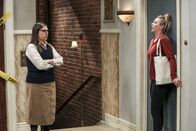 The Big Bang Theory – (v.li.) Mayim Bialik (Amy Farrah Fowler), Kaley Cuoco (Penny).