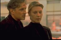 The Game – Nicholas Van Orton (Michael Douglas, l.); Christine (Deborah Kara Unger, r.)