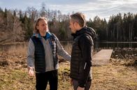 Sturm der Liebe – Michae (Erich Altenkopf, l. mit Sven Waasner, r.) bedauert, dass er der verzweifelten Nicole nicht beistehen kann.