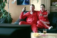 Sechserpack – Auch bei Frank und Tanja Möller sind die Rollen klar verteilt. Sie die verständnisvolle Gattin, er der heldenhafte Beschützer. So hat gerade ekelerregendes Ungeziefer bei Frank nicht den Hauch einer Chance. Nur die Methode der Beseitigung ist etwas kostspielig. (v.l.n.r. Hanno Friedrich, Shirin Soraya)