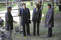 Castle – Auf einem Spielplatz wird die Leiche einer jungen Frau gefunden. Kevin Ryan (Seamus Dever, l.), Richard Castle (Nathan Fillion, 2.v.l.), Kate Beckett (Stana Katic, 2.v.r.) und Javier Esposito (Jon Huertas, r.) ermitteln ...