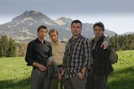 Die Rosenheim-Cops – Die Hobbyjäger Marco Seitz (Matthias Christian Rehrl, 2.v.r.) und Kurt Pichler (Bernd Jeschek, r.) geben Kommissar Sven Hansen (Igor Jeftic, l.) und Polizist Michi Mohr (Max Müller, 2.v.l.) ihre Beobachtungen zu Protokoll.