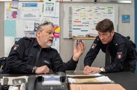 Großstadtrevier – Helmut Husmann (Torsten Münchow, l.) zeigt dem skeptischen Daniel Schirmer (Sven Fricke, r.) den "spirituellen Universalreiniger", der Geister vertreiben soll.; ARD GROSSSTADTREVIER XXXV. STAFFEL, FOLGE 485 (WH.), "Mein großer Freund Fred" Uhr im ERSTEN. Helmut Husmann (Torsten Münchow, l.) zeigt dem skeptischen Daniel Schirmer (Sven Fricke, r.) den "spirituellen Universalreiniger", der Geister vertreiben soll.