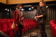SOKO Stuttgart – Warum hat Flori Haber (Christian Erdt) fallrelevante Informationen verschwiegen? Seine WG-Mitbewohnerin und langjährige Freundin wurde ermordet und für Kriminalkommissarin Lea Gomez (Jasmin Gassmann) ist der Theaterbesitzer höchst tatverdächtig. Was ist zwischen ihm und Sonja vorgefallen?