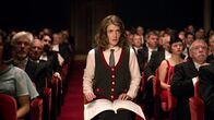 Die Dirigentin – Platzanweiserin Antonia (Christanne De Bruijn) möchte Dirigentin werden. (Weitere Bilder auf Anfrage)