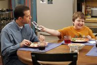 Two and a Half Men – Jake (Angus T. Jones, r.) findet, dass sein Gameboy seltsam riecht, doch sein Vater Alan (Jon Cryer, l.) kann das nicht verstehen ...