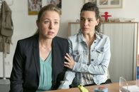 Rentnercops – Tina (Isabelle Barth, r.) und Vicky (Katja Danowski, l.) bangen um Edwin und Günter, die von einem Bankräuber als Geiseln gehalten werden.