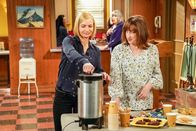 Mom – (v.li.): Jaime Pressly (Jill), Beth Hall (Wendy).