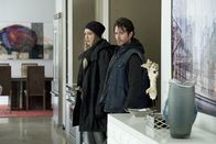 The Strain – Dutch (Ruta Gedmintas, l.) begibt sich mit ihrem alten Bekannten Braden (Christopher Jacot, r.) auf einen Beutezug und muss schon bald erkennen, dass der Zusammenhalt in dieser Gruppe nicht so stark ist wie mit Fet, Eph und den anderen ...