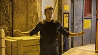neoriginal: Countdown Copenhagen – Philip (Johannes Lassen) stellt sich unbewaffnet dem Geiselnehmer.