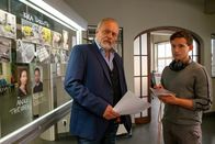 Der Alte – Auf dem Mobiltelefon des Opfers hat Lenny (Thimo Meitner, r.) einige für Voss (Jan-Gregor Kremp, l.) und das Team interessante Nachrichten gefunden.