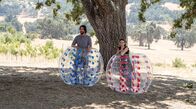 Destination Wedding – Franklin (li., Keanu Reeves) und Lindsay (re., Winona Ryder).