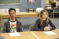 Community – Als die Lerngruppe die Geschichte des ersten Deans von Greendale erfährt, brechen Abed (Danny Pudi, r.), Britta (Gillian Jacobs, l.) und der Rest der Truppe auf, um dessen altes Computerlabor zu finden ...
