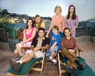 Two and a Half Men – (2. Staffel) - Am Strand von Malibu (v. hinten l. nach vorne r.): Berta (Conchata Ferrell), Evelyn (Holland Taylor), Judith (Marin Hinkle), Rose (Melanie Lynskey), Charlie (Charlie Sheen), Jake (Angus T. Jones) und Alan (Jon Cryer)