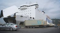 Border Control - Spaniens Grenzschützer – Die Guardia Civil hat im Hafen von Barcelona einen blinden Passagier entdeckt. Der Mann ist zwischen 20 und 30 Jahre alt und er trägt keine Papiere bei sich. Die spanischen Grenzschützer:innen leiten auf der Iberischen Halbinsel Ermittlungen ein, um die Identität der unbekannten Person zu klären. Tote Vögel, gehackte Wurzeln und pulverisierte Ratten: Bei einer Gepäckkontrolle am Flughafen Madrid-Barajas schlägt den Zollfahnder:innen derweil ein heftiger Gestank entgegen. Bei den Mitbringseln aus Kuba handelt es sich angeblich um religiöse Objekte.