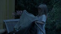 Elsa – Elsa (Maya Anna Hansen Frølich) bastelt ein Monster.