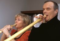 Polizeiruf 110 – Entdeckt seine Leidenschaft für das Alphorn, weil er es mit einer Hand spielen kann: Der verletzte Kommissar Jürgen Tauber (Edgar Selge). Er lässt sich von Rita Weigl (Thekla Mayhoff) unterrichten...