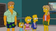 Die Simpsons – Ein schwerer Tornado sucht Springfield heim und Homer und Marge geraten in Lebensgefahr. Damit ihre Kinder abgesichert sind, falls ihnen was zustoßen sollte, suchen sie für Bart (2.v.r.), Lisa (M.) und Maggie (2.v.l.) einen Vormund. Doch sind Mav (l.) und Portia (r.) wirklich dafür geeignet?