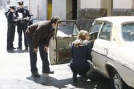 Castle – Der aktuelle Fall von Castle (Nathan Fillion, 2.v.r.) und Beckett (Stana Katic, r.) scheint zunächst nicht besonders spektakulär zu sein, doch dann machen sie eine beunruhigende Entdeckung ...