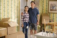 Fresh off the Boat – Louis (Randall Park, r.) und Jessica (Constance Wu, l.) haben beschlossen, ihrer Familie ein besseres Leben zu ermöglich. Optimistisch haben sie nicht daran gedacht, dass dies auch ein paar Probleme mit sich bringen könnte ...