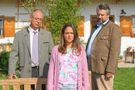Die Rosenheim-Cops – Die Schwester des Toten, Lara Corluka (Jennifer Newrkla, m.), gerät bei Achtziger (Alexander Duda, l.) und Stadler (Dieter Fischer, r.) unter Tatverdacht.