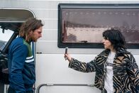 Oxen – Nico (Reinout Scholten van Aschat) und Kathrin (Luise Befort) lesen in einem digitalen Zeitungsartikel, wer der ihnen bis dato unbekannte Mann auf dem Video ist.