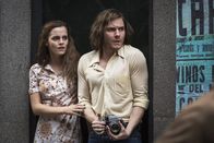 Colonia – Die junge Stewardess Lena (Emma Watson, l.) besucht ihren Freund, den Fotografen und politischen Aktivisten Daniel (Daniel Brühl, r.), 1973 in Santiago de Chile. Doch ihre glückliche gemeinsame Zeit wird durch den Militärputsch und die Verschleppung Daniels jäh zerstört ...