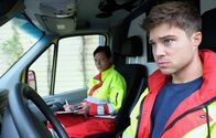 In aller Freundschaft – Kris Haas (Jascha Rust) musste bei einem Einsatz eine Entscheidung treffen und die Situation hat ihn überfordert. Nun zweifelt er an seiner Qualität als Rettungssanitäter. Auch seine Kollegin (Komparsin) findet nicht die richtigen Worte, um Kris aus seiner Krise zu helfen.