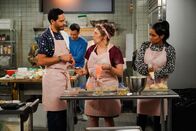 Call Me Kat – (v.l.n.r.) Oscar (Christopher Rivas); Kat (Mayim Bialik); Randi (Kyla Pratt)