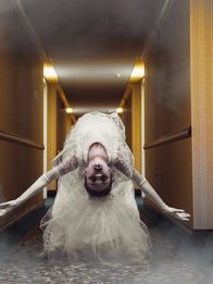 Hotel Paranormal – Geist einer Frau auf dem Hotelflur.
