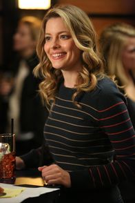 Community – Britta (Gillian Jacobs) wird Opfer der ungelenken Flirtversuche von Professor Duncan ...