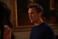 The Royals – Während sich Eleanor (Alexandra Park, l.) mit Partys, Sex und Drogen ablenkt, versucht Liam (William Moseley, r.) alles, um den Mörder seines Vaters zu finden ...